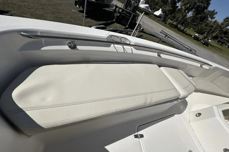 Slide: The Image of Boston Whaler 28 DAUNTLESS 2023 - 25