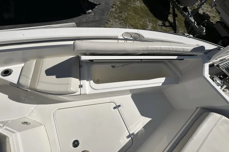 Slide: The Image of Boston Whaler 28 DAUNTLESS 2023 - 26