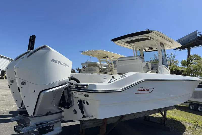 Slide: The Image of Boston Whaler 28 DAUNTLESS 2023 - 3