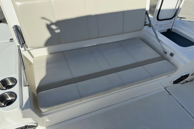 Slide: The Image of Boston Whaler 28 DAUNTLESS 2023 - 7