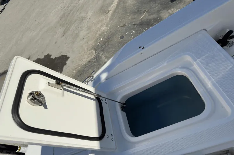 Slide: The Image of Boston Whaler 28 DAUNTLESS 2023 - 8
