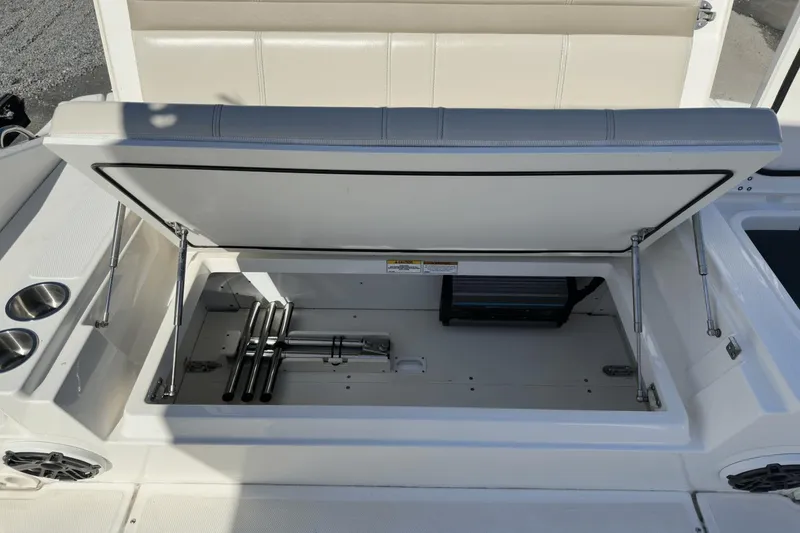 Slide: The Image of Boston Whaler 28 DAUNTLESS 2023 - 9