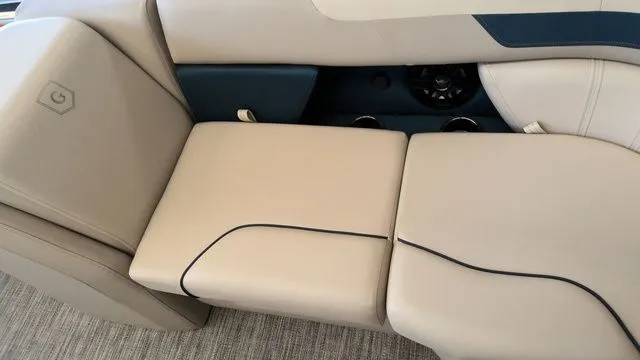 Slide: The Image of Godfrey Sweetwater 2286 QS 27" Impact Center Tube Package 2025 - 3