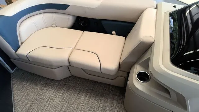 Slide: The Image of Godfrey Sweetwater 2286 QS 27" Impact Center Tube Package 2025 - 4