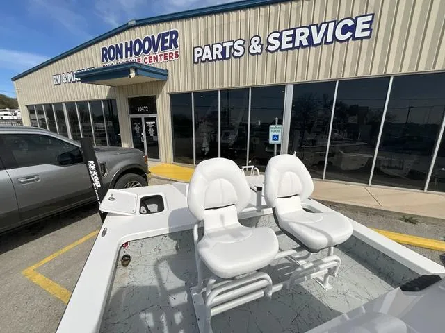 Slide: The Image of 2025 Majek 2206 Illusion boat at Ron Hoover RV & Marine Centers. - 9