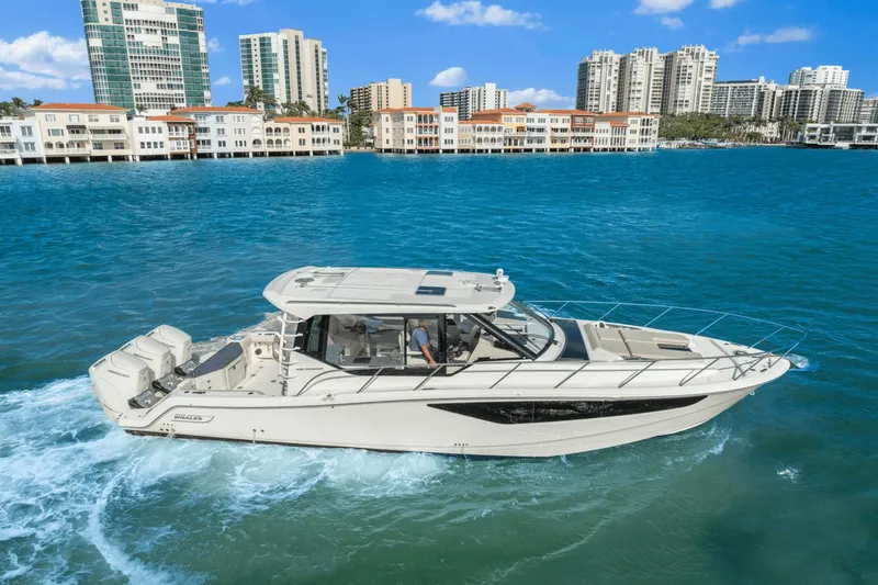 Slide: The Image of Boston Whaler 405 Conquest 2022 - 10