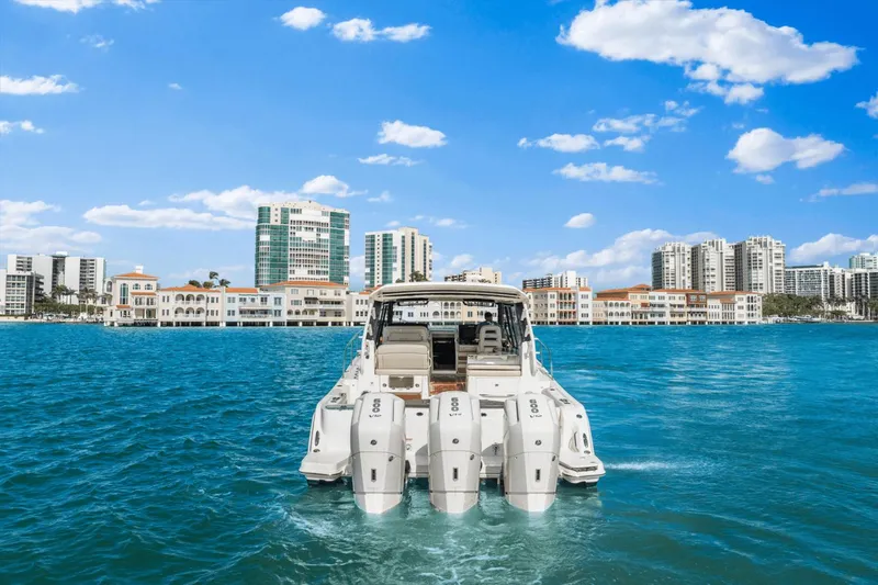 Slide: The Image of Boston Whaler 405 Conquest 2022 - 18