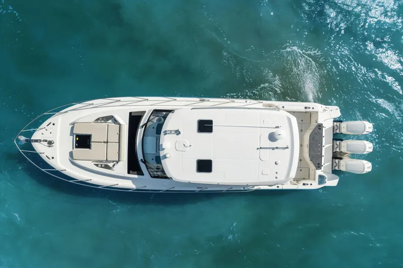 Slide: The Image of Boston Whaler 405 Conquest 2022 - 19