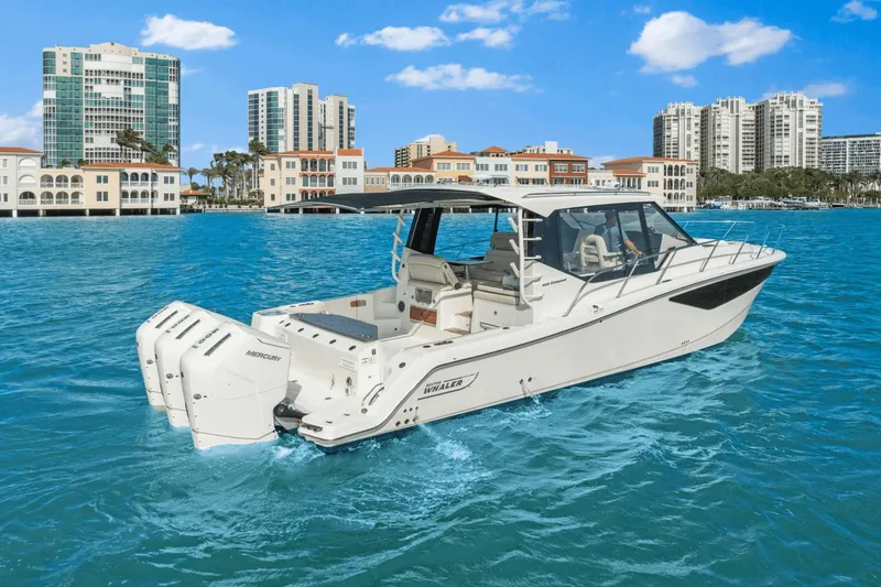 Slide: The Image of Boston Whaler 405 Conquest 2022 - 20