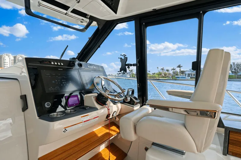 Slide: The Image of Boston Whaler 405 Conquest 2022 - 28