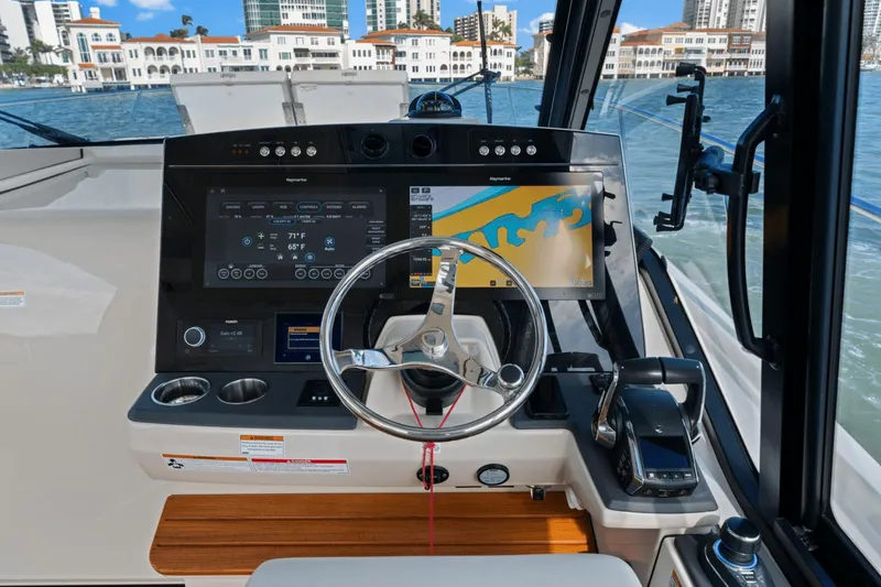 Slide: The Image of Boston Whaler 405 Conquest 2022 - 29