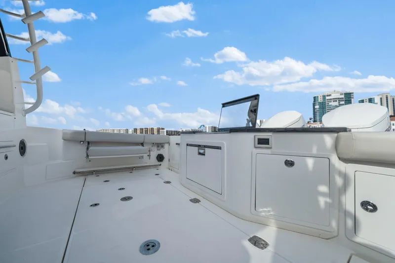 Slide: The Image of Boston Whaler 405 Conquest 2022 - 45