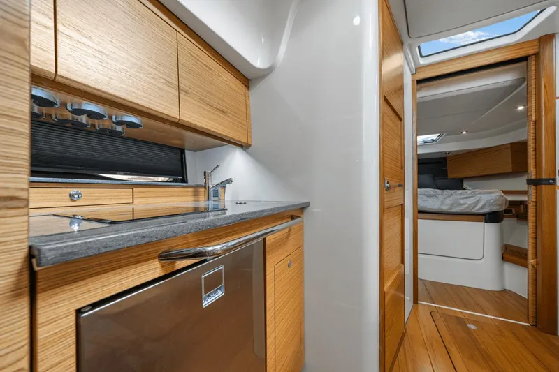 Slide: The Image of Boston Whaler 405 Conquest 2022 - 56