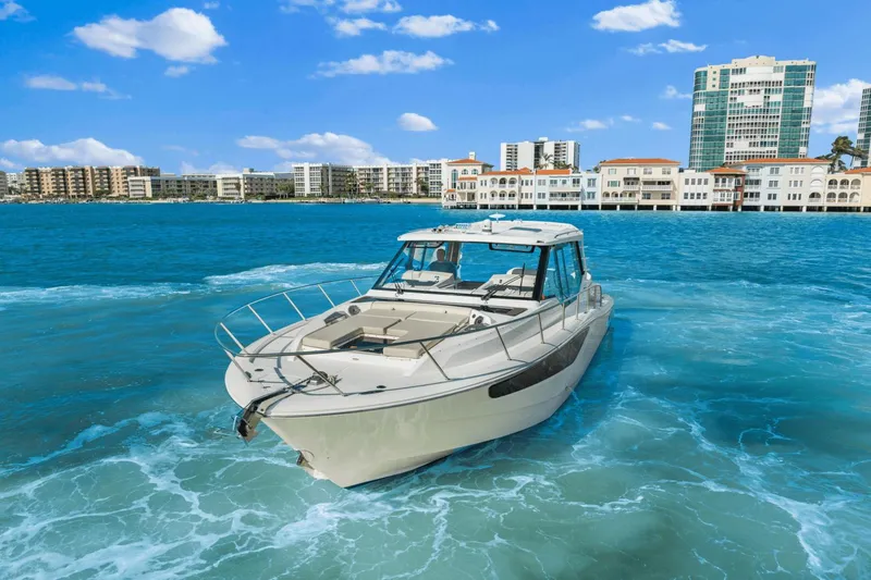 Slide: The Image of Boston Whaler 405 Conquest 2022 - 6
