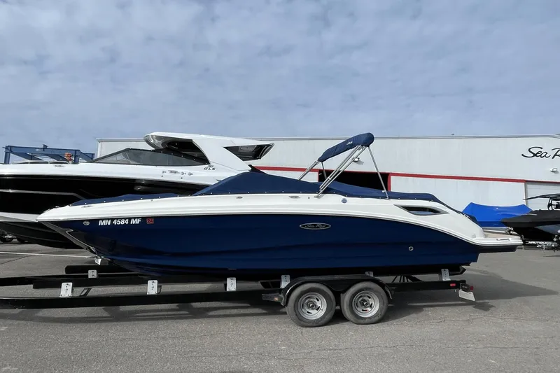 Slide: The Image of Sea Ray 250 SDX 2022 - 0