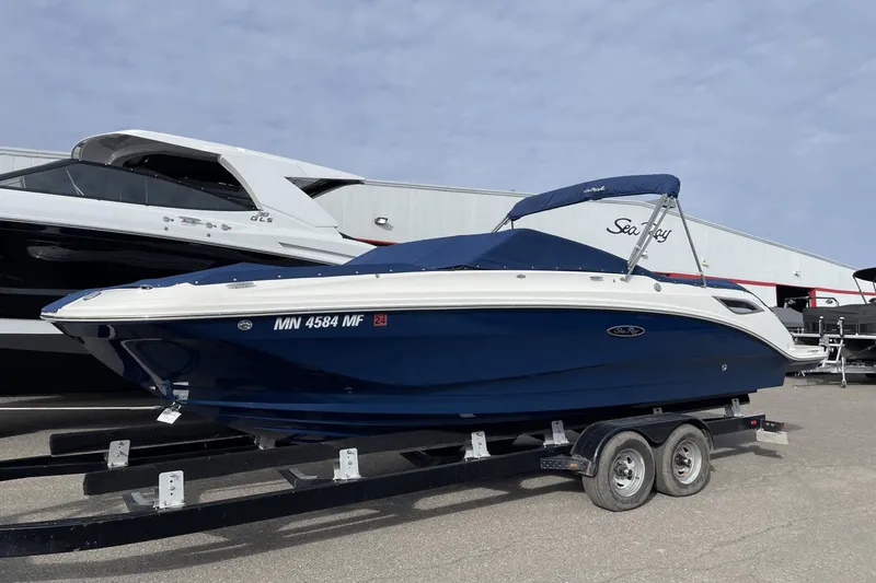 Slide: The Image of Sea Ray 250 SDX 2022 - 1