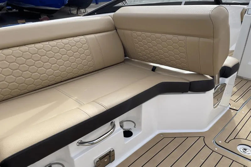 Slide: The Image of Sea Ray 250 SDX 2022 - 16