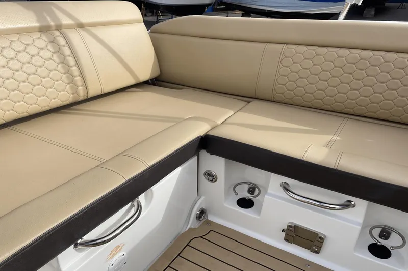 Slide: The Image of Sea Ray 250 SDX 2022 - 17