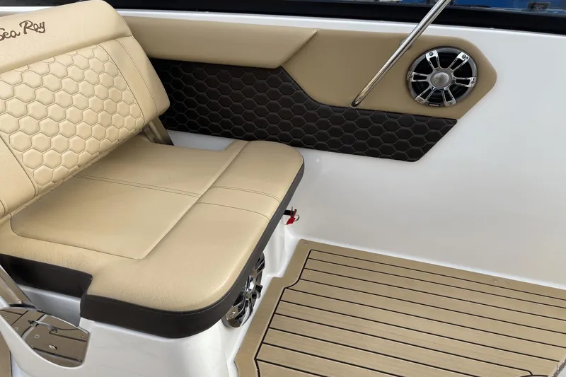 Slide: The Image of Sea Ray 250 SDX 2022 - 21