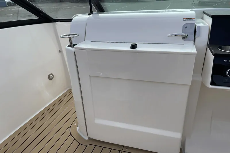 Slide: The Image of Sea Ray 250 SDX 2022 - 24