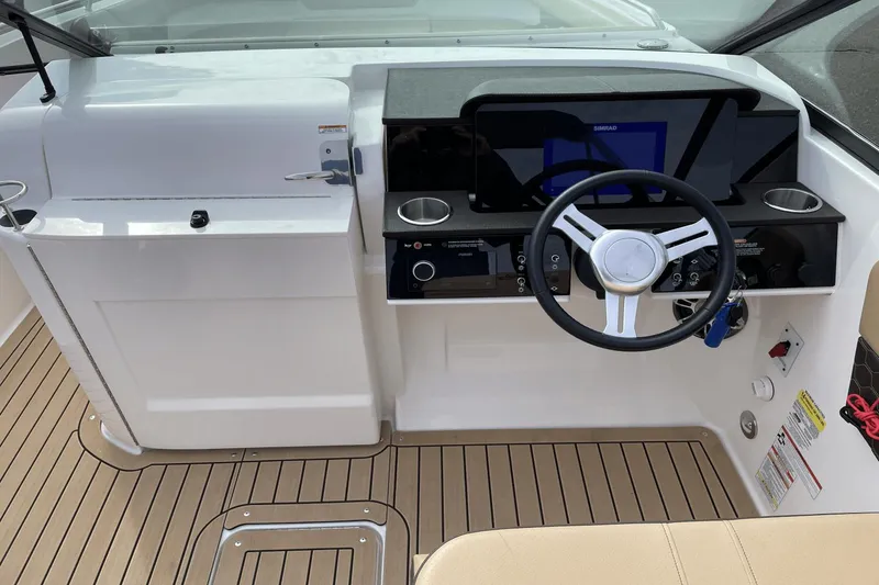 Slide: The Image of Sea Ray 250 SDX 2022 - 27