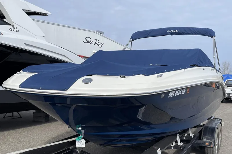 Slide: The Image of Sea Ray 250 SDX 2022 - 3