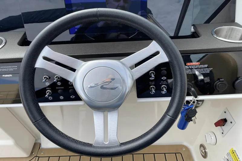 Slide: The Image of Sea Ray 250 SDX 2022 - 30