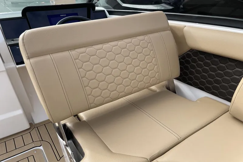 Slide: The Image of Sea Ray 250 SDX 2022 - 34