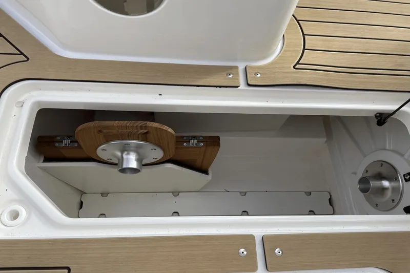 Slide: The Image of Sea Ray 250 SDX 2022 - 37