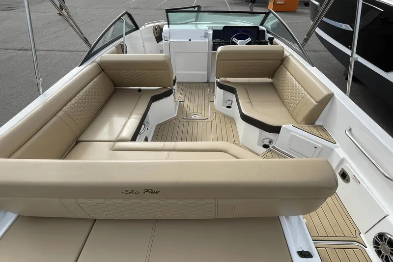 Slide: The Image of Sea Ray 250 SDX 2022 - 41