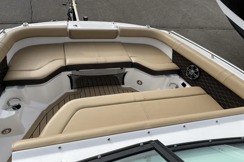 Slide: The Image of Sea Ray 250 SDX 2022 - 44