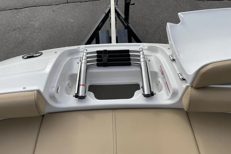 Slide: The Image of Sea Ray 250 SDX 2022 - 48