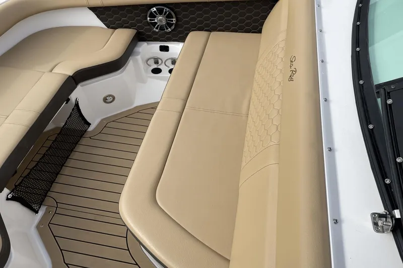 Slide: The Image of Sea Ray 250 SDX 2022 - 50