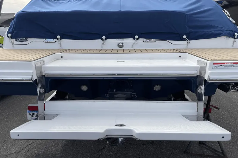 Slide: The Image of Sea Ray 250 SDX 2022 - 51