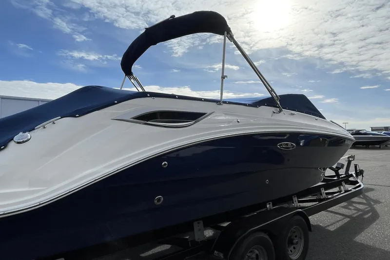 Slide: The Image of Sea Ray 250 SDX 2022 - 7
