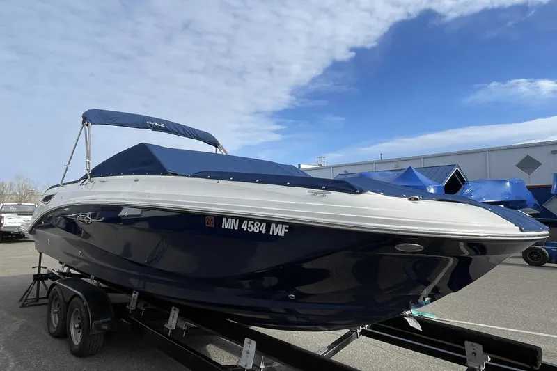 Slide: The Image of Sea Ray 250 SDX 2022 - 8