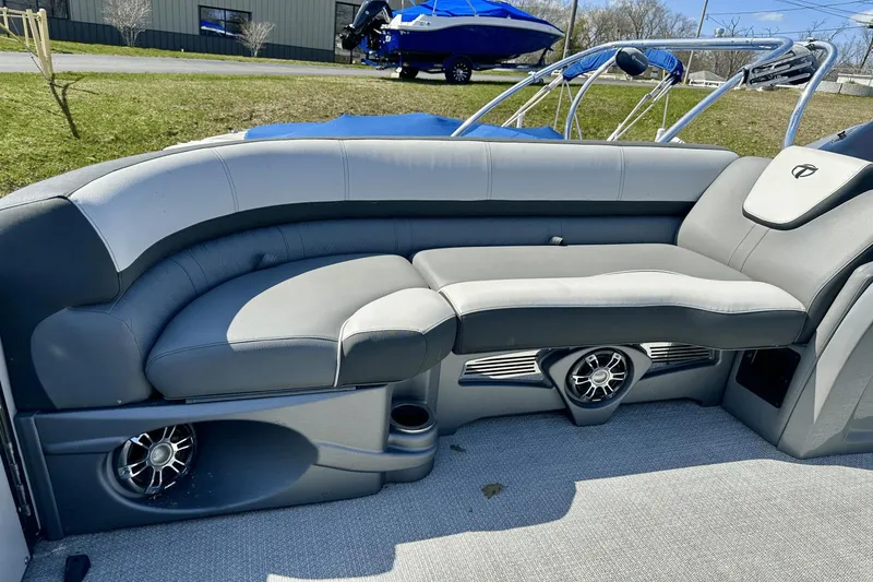 Slide: The Image of Tahoe cascade vrb 2022 - 1