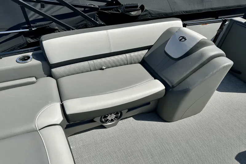 Slide: The Image of Tahoe cascade vrb 2022 - 5