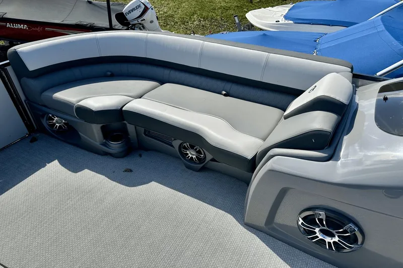 Slide: The Image of Tahoe cascade vrb 2022 - 6