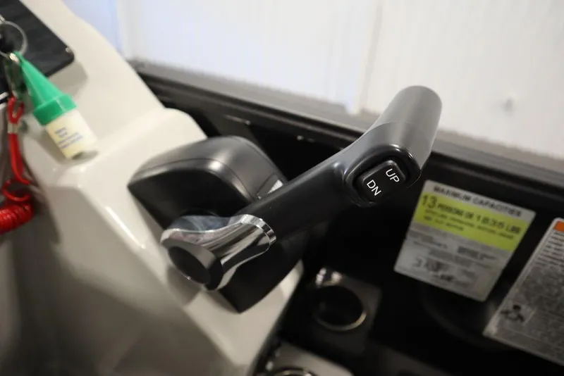 Slide: The Image of Throttle control of 2021 SunChaser 23 SBX Eclipse Tri-Toon boat. - 31