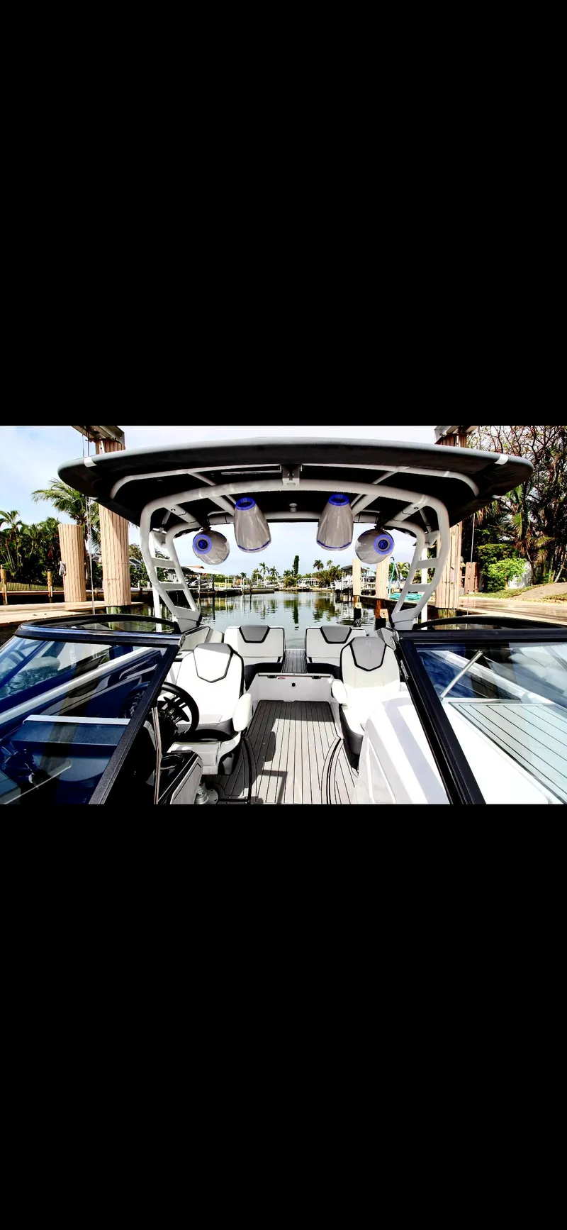 Slide: The Image of 2023 Yamaha Boats 252SD interior with modern design and advanced features. - 7