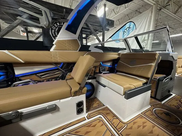 Slide: The Image of Tigé Ultré 23ZX 2025 - 10