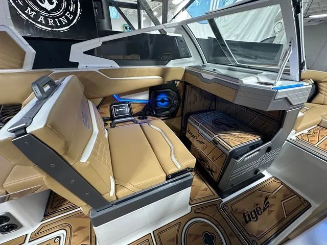 Slide: The Image of Tigé Ultré 23ZX 2025 - 12