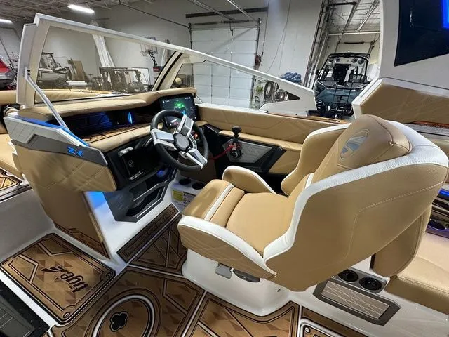 Slide: The Image of Tigé Ultré 23ZX 2025 - 13