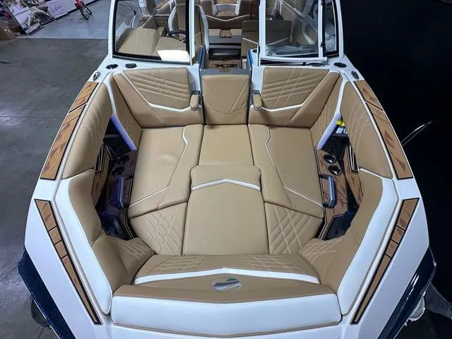 Slide: The Image of Tigé Ultré 23ZX 2025 - 16