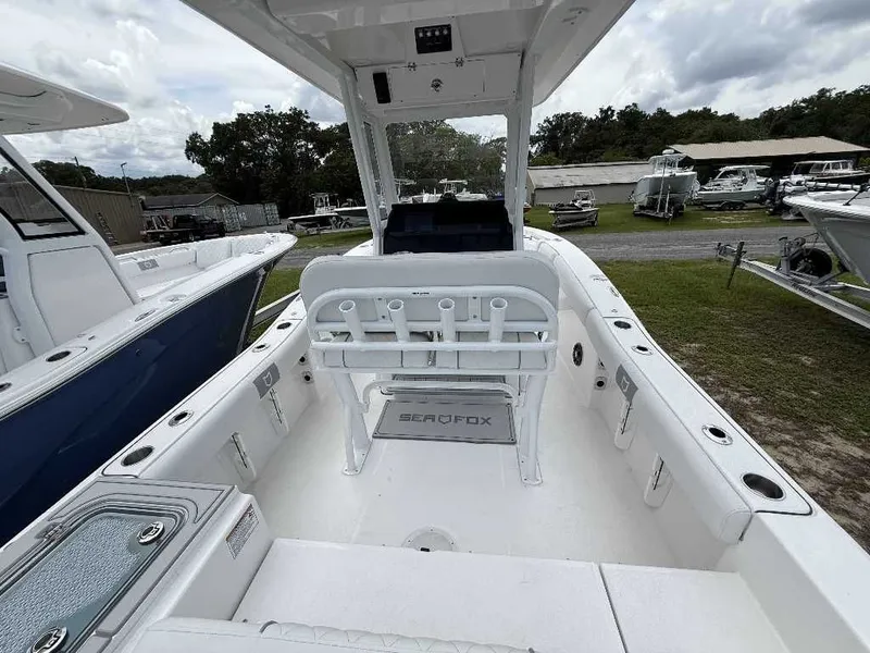 Slide: The Image of Sea Fox 228 Commander 2025 - 6