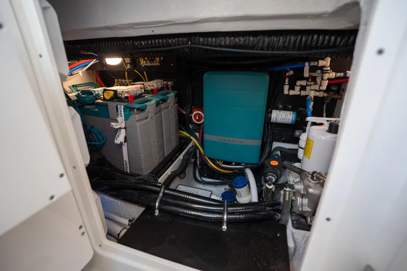 Slide: The Image of Blackfin 400 CC 2024 - 54