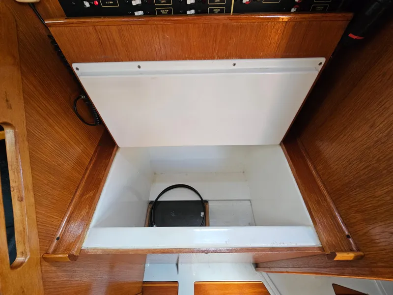 Slide: The Image of Interior of a 1988 Hunter Legend 35 sailboat. - 40
