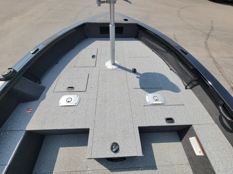 Slide: The Image of Crestliner 1850 Pro Tiller 2025 - 10