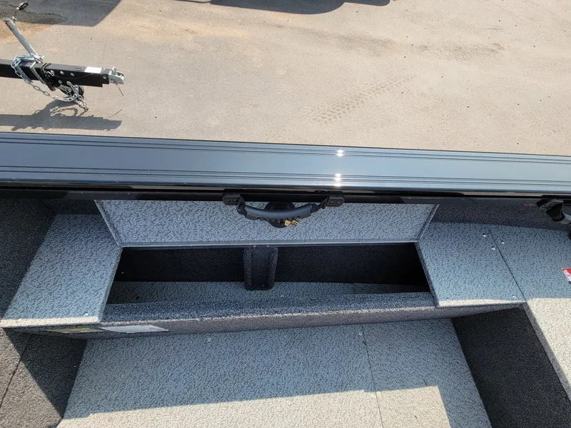 Slide: The Image of Crestliner 1850 Pro Tiller 2025 - 17